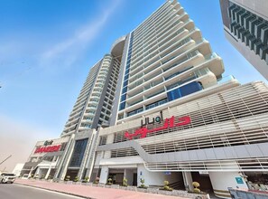 Exterior - Luxury 2BR Dubai Retreat with Pool, Gym & Housekeeping (Dubai)