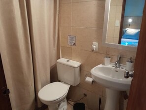 Chambre Double ou avec lits jumeaux, patio, vue cour intérieure | Salle de bain