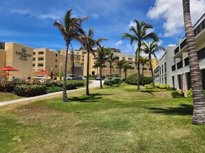 Un resort con palmeras, un área de piscina y un edificio identificado como 'Dawn Beach Club'.