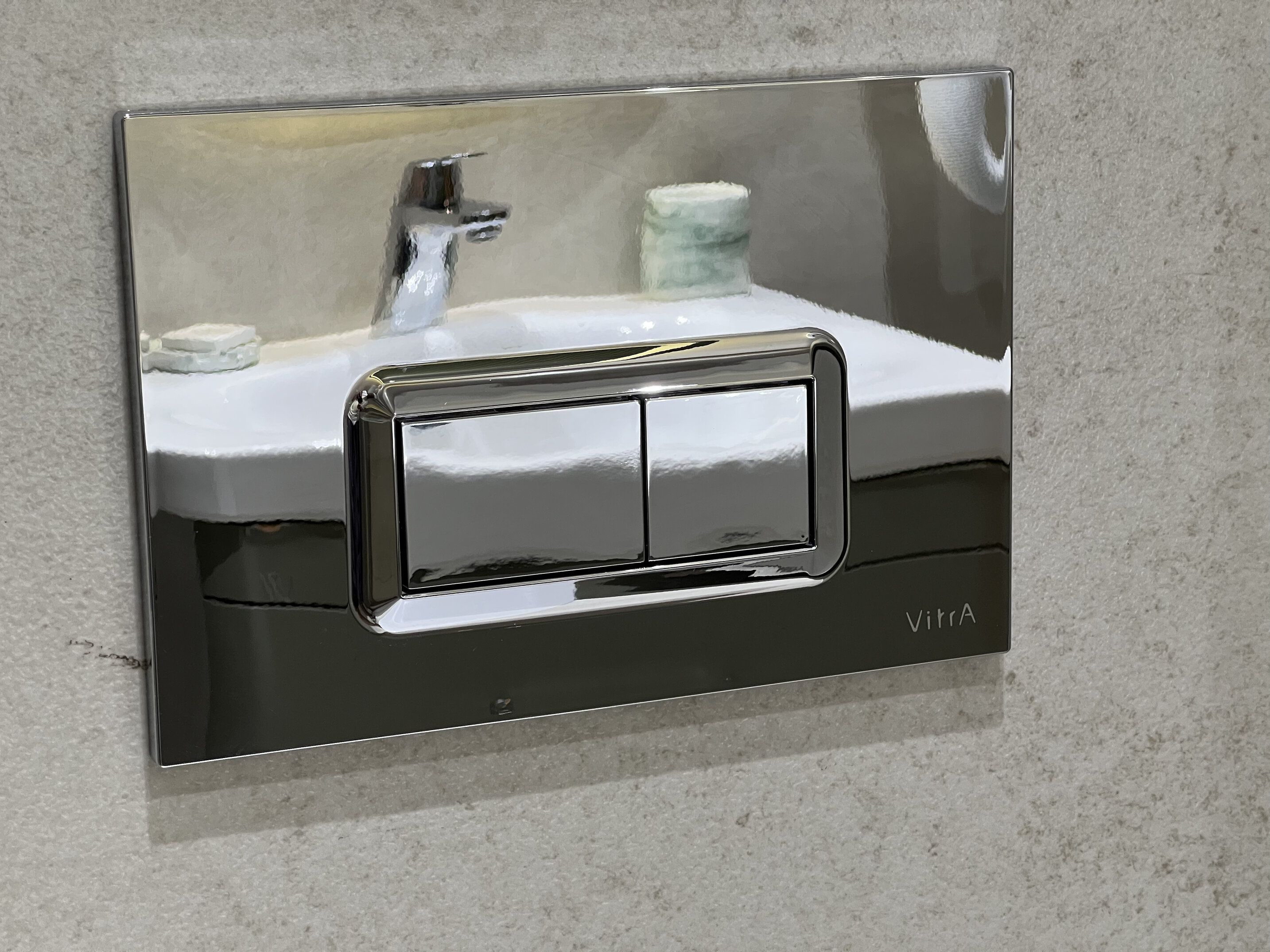 Un lavabo con grifo de cromo y dispensador de jabón.