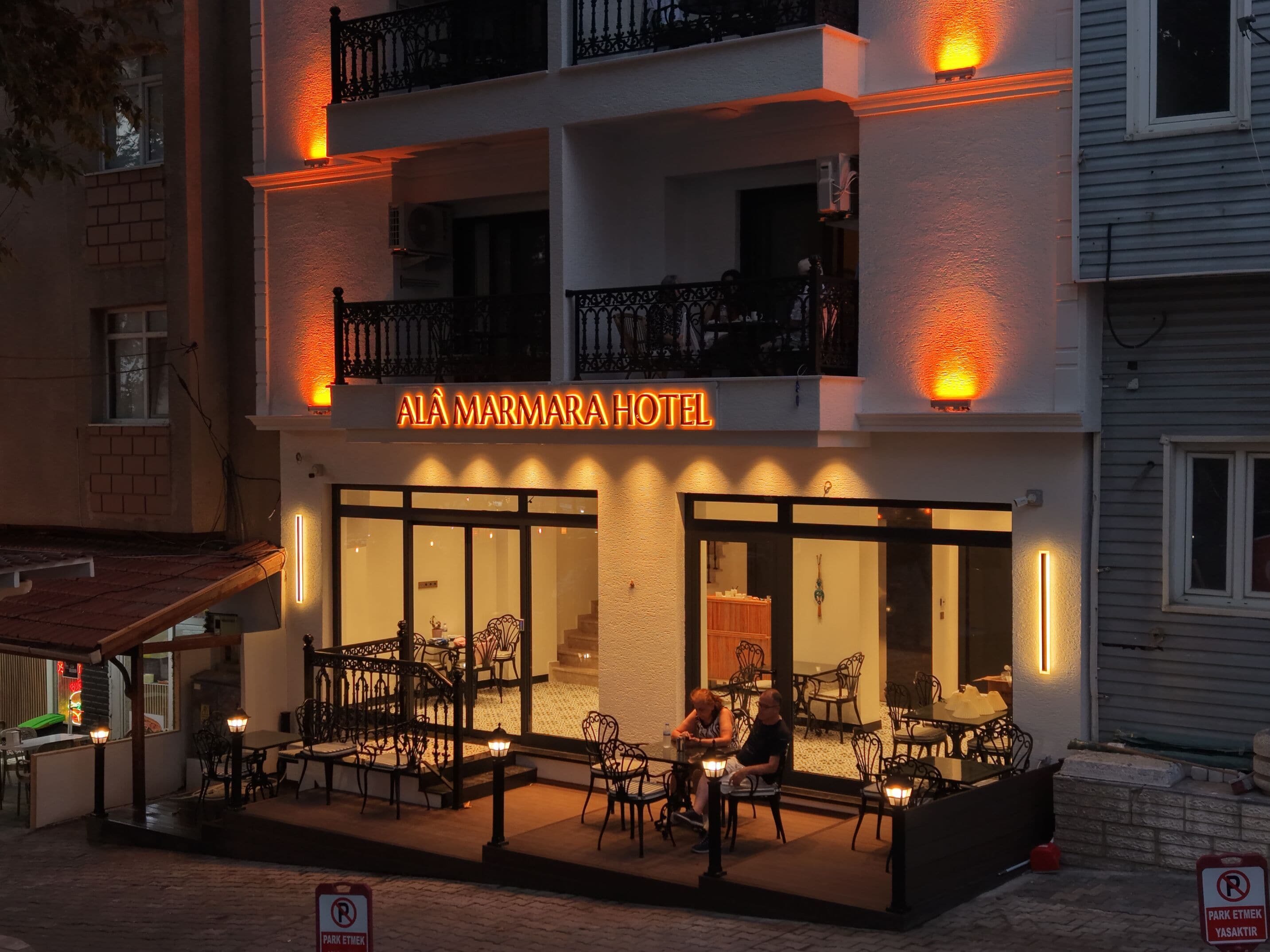 Un hôtel doté d’un balcon et d’un espace extérieur aménagé pour s’asseoir.