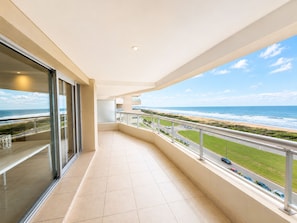 A balcony with a view of the ocean and a road. - Luxury Apartment Across from the Best Beach (Punta Del Este)