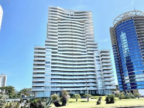 Un edificio moderno de varios pisos con fachada curva y balcones.