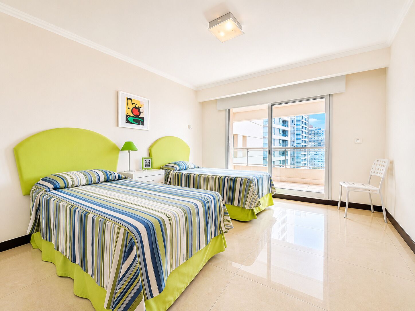 4 habitaciones, tabla de planchar con plancha, wifi y ropa de cama 