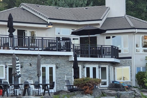 The Kitsap Lakefront Oasis