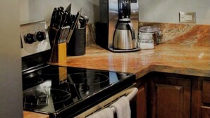 Private kitchen - Modern Reno Retreat -Near UNR & Downtown - Sleeps 10 (Reno)