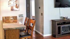 Dining - Modern Reno Retreat -Near UNR & Downtown - Sleeps 10 (Reno)