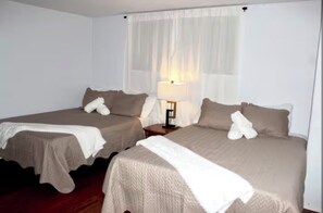 Tabla de planchar con plancha, wifi, ropa de cama