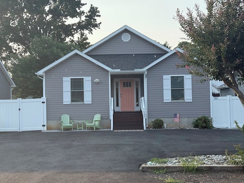 Duck's Landing- A perfect 3-bedroom house with AC in charming Colonial Beach.