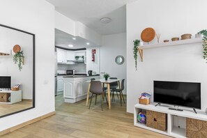 Un apartamento moderno con cocina, comedor y sala de estar.