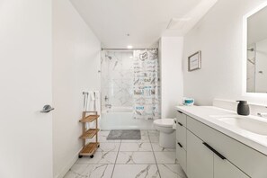 Ein modernes Badezimmer mit einer Badewanne, Toilette und Waschbecken.