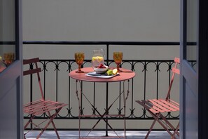 Outdoor dining - A neoclassical monument with Acropolis view in the Historic Center of Athens (Athina)