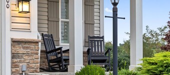 Wings of Steel - 4BR Plus Bunk Room, Hot Tub, Fire Pit Table, 20 Minutes from Downtown Pittsburgh