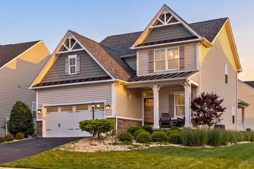 Wings of Steel - 4BR Plus Bunk Room, Hot Tub, Fire Pit Table, 20 Minutes from Downtown Pittsburgh