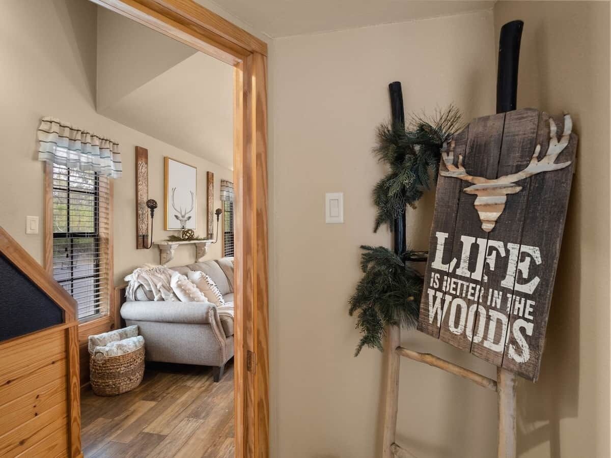 Un salon chaleureux avec une cheminée, un canapé et un panneau décoratif.