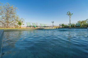 A swimming pool with lounge chairs and a clear sky. - Beautiful House in Álora with Pool and Views (Álora)