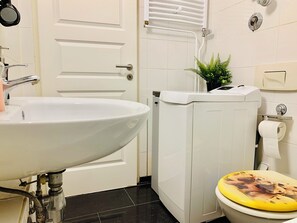 Bathroom - Central 1 BR Apartment on Alexanderplatz (Berlin)