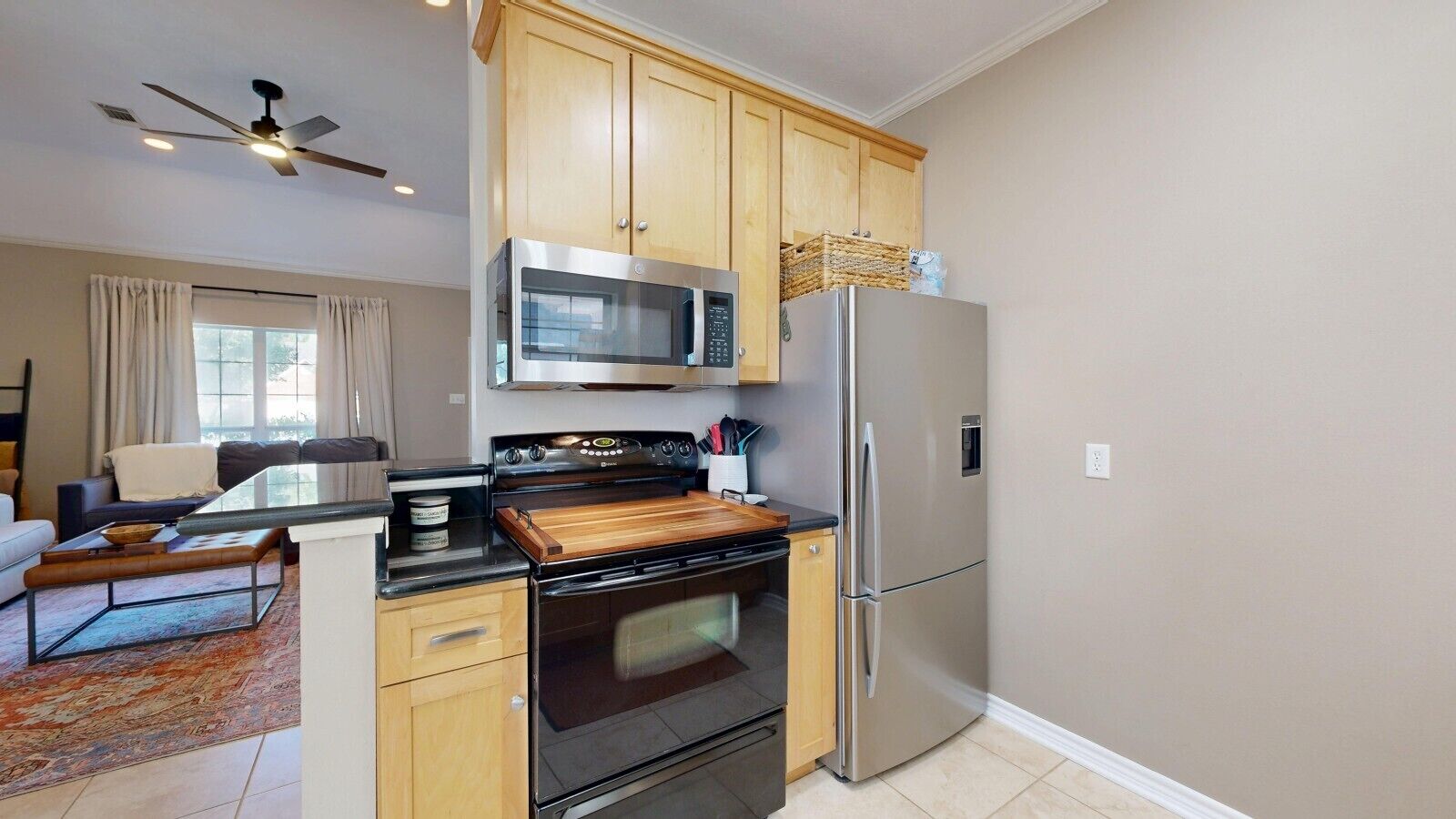 Coffee/tea maker, fridge, microwave, oven