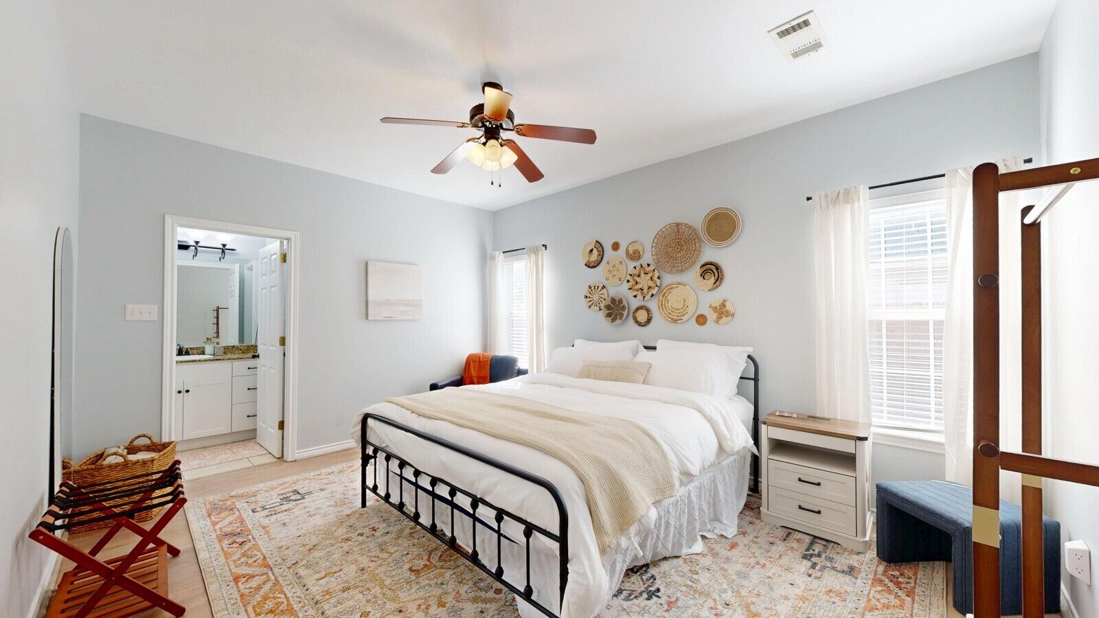 3 bedrooms, iron/ironing board, WiFi, bed sheets