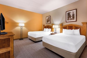 A hotel room with two beds, a desk, a TV, and two bedside lamps. - Spacious 3-bedroom condo @ Chula Vista Resort in superb Wisconsin Dells (Wisconsin Dells)