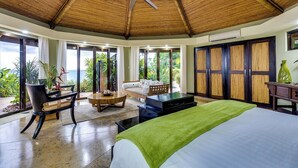 A room with a bed, a seating area, a table, and a view of the outdoors. - Villa Voz - 180° Sunset, One Plunge Pool, Zero Interruptions. (Savegre de Aguirre, Puntarenas Province)