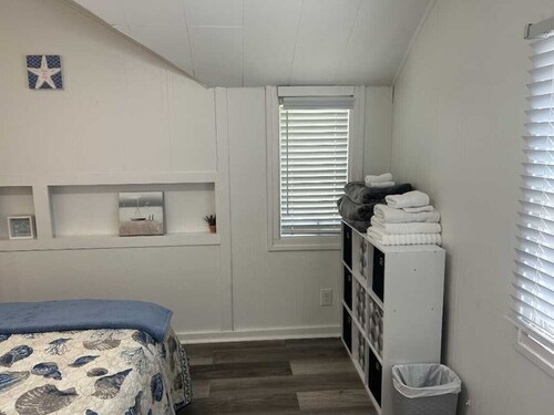 2BR Shoreside Retreat w/ Beach Access & Interiors