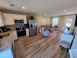 Private kitchen - Gone Coastal •Steps to Beach •Pickleball •Heart of Biloxi (Biloxi)