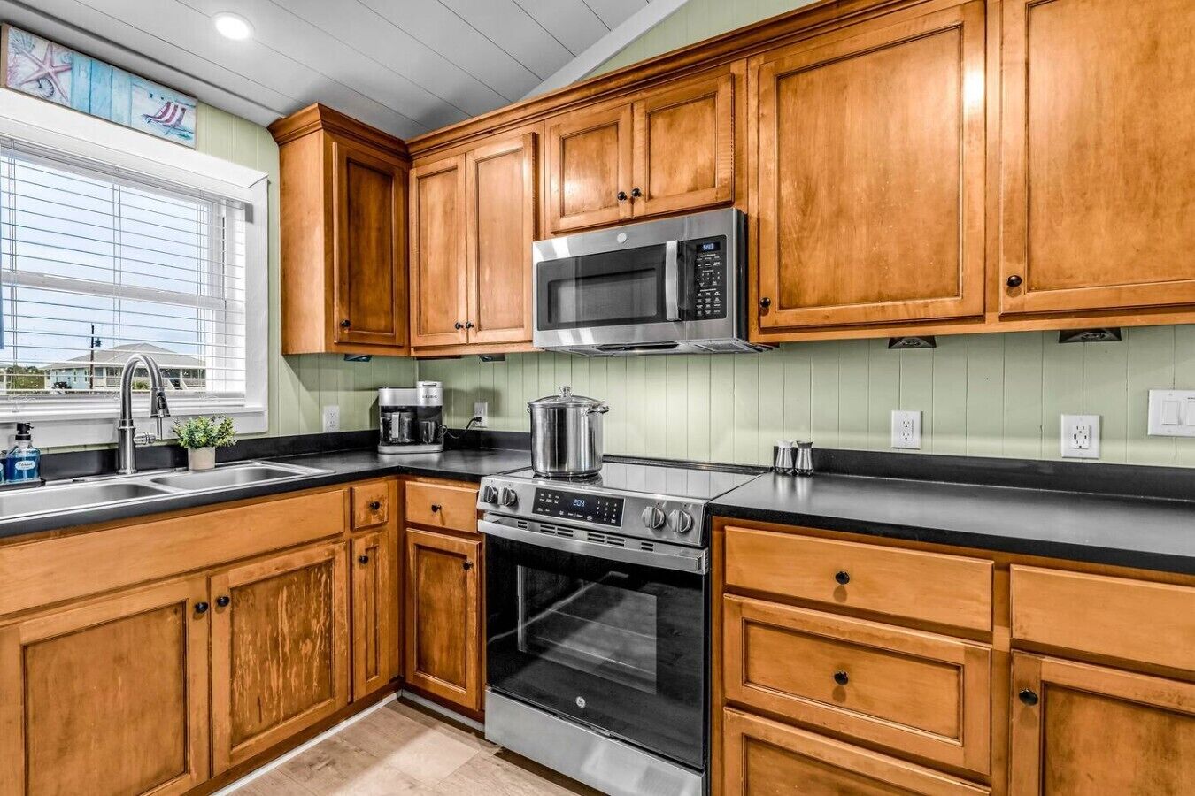 Coffee/tea maker, fridge, microwave, oven
