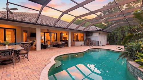 A Peaceful Paradise by Avantstay Screened Pool + Outdoor Kitchen + Fire Table 15 Min to 5th Ave