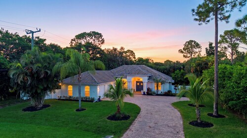 A Peaceful Paradise by Avantstay Screened Pool + Outdoor Kitchen + Fire Table 15 Min to 5th Ave