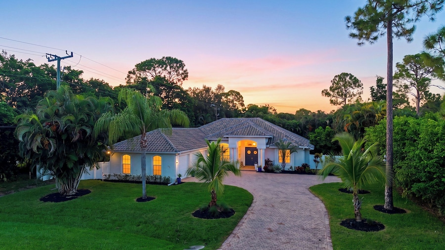 A Peaceful Paradise by Avantstay Screened Pool + Outdoor Kitchen + Fire Table 15 Min to 5th Ave