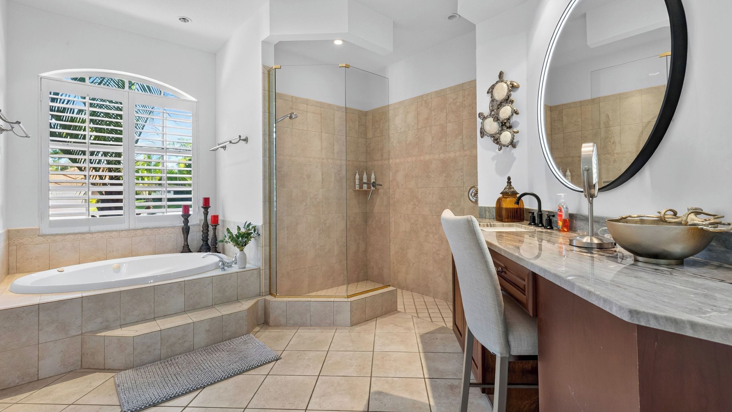 Un baño moderno con una bañera grande, ducha y tocador con espejo.