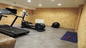 A home gym with a treadmill, elliptical, stationary bike, exercise ball, and dumbbells. - Wifi, 1st floor, view resort, fitness, sauna, balcony, parking, ski locker, 82m², Les Gets (Les Gets)