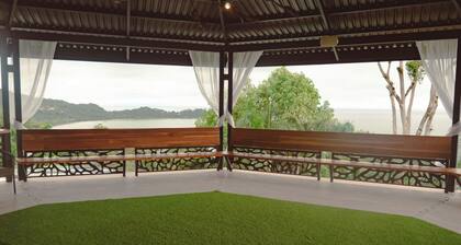 Villa Senda -Tucked in the Garden, Timed to the Ocean Sunsets