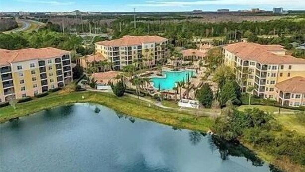 Et hotelkompleks med flere bygninger, en swimmingpool og et vandareal.