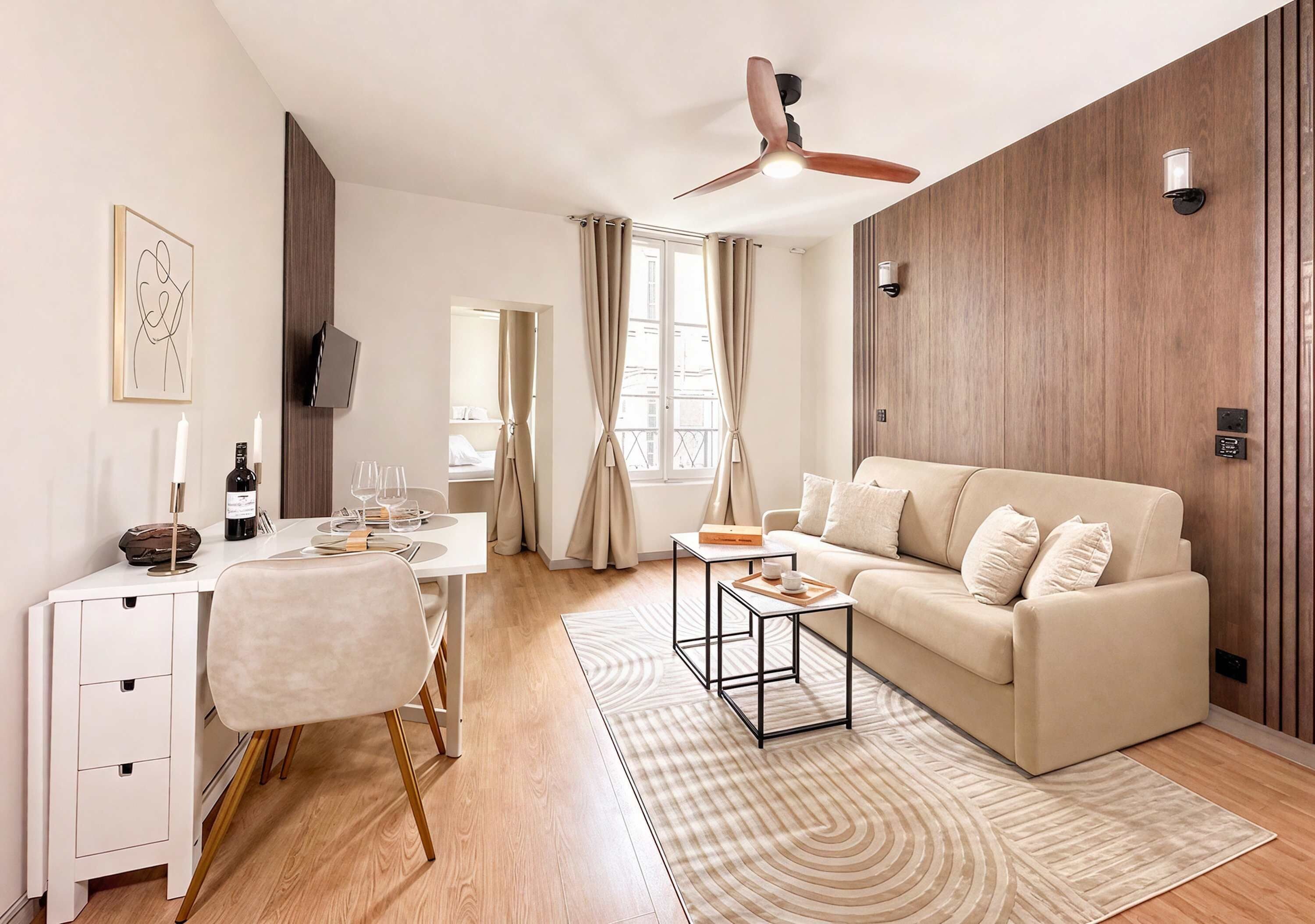 Un salon moderne avec un canapé, une table basse et un coin repas.