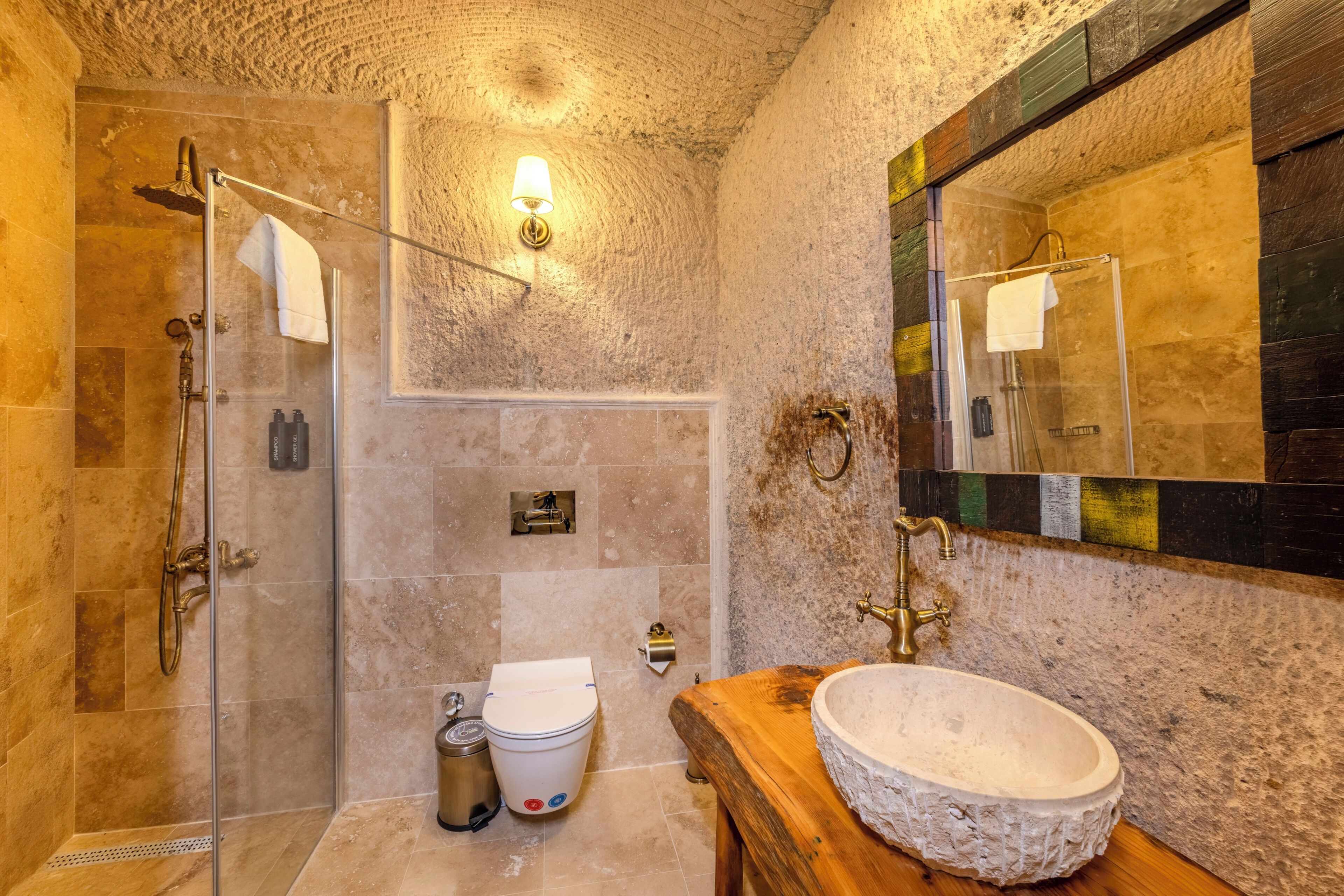 Chambre Supérieure Double ou avec lits jumeaux | Salle de bain | Articles de toilette de luxe, sèche-cheveux, peignoirs, chaussons