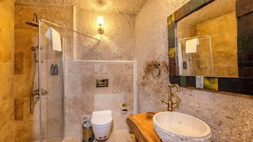 Chambre Supérieure Double ou avec lits jumeaux | Salle de bain | Articles de toilette de luxe, sèche-cheveux, peignoirs, chaussons