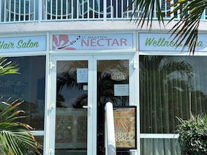 Ein Schaufenster mit einer Schilder für einen Friseursalon und ein Wellness-Spa.