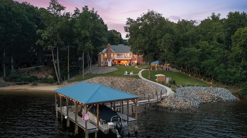 Point of View by Avantstay Private Dock + Kayaks + Hot Tub Lakefront Game Room + Cabana + BBQ