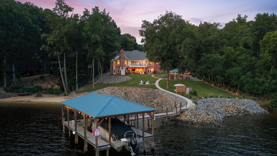 Point of View by Avantstay Private Dock + Kayaks + Hot Tub Lakefront Game Room + Cabana + BBQ