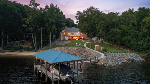 Point of View by Avantstay Private Dock + Kayaks + Hot Tub Lakefront Game Room + Cabana + BBQ