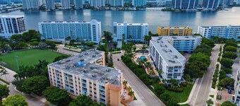 Isle Vista by Avantstay Sunny Isles Condo Shared Pool + Private Balcony Near Beaches