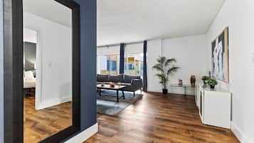 Ein modernes Wohnzimmer mit Sofa, Couchtisch und Blick ins Freie.