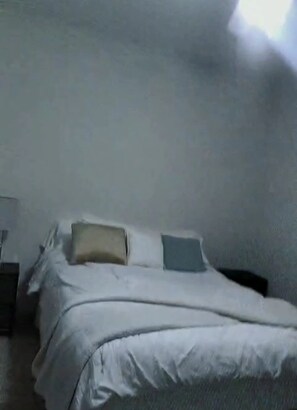 Tabla de planchar con plancha, wifi, ropa de cama
