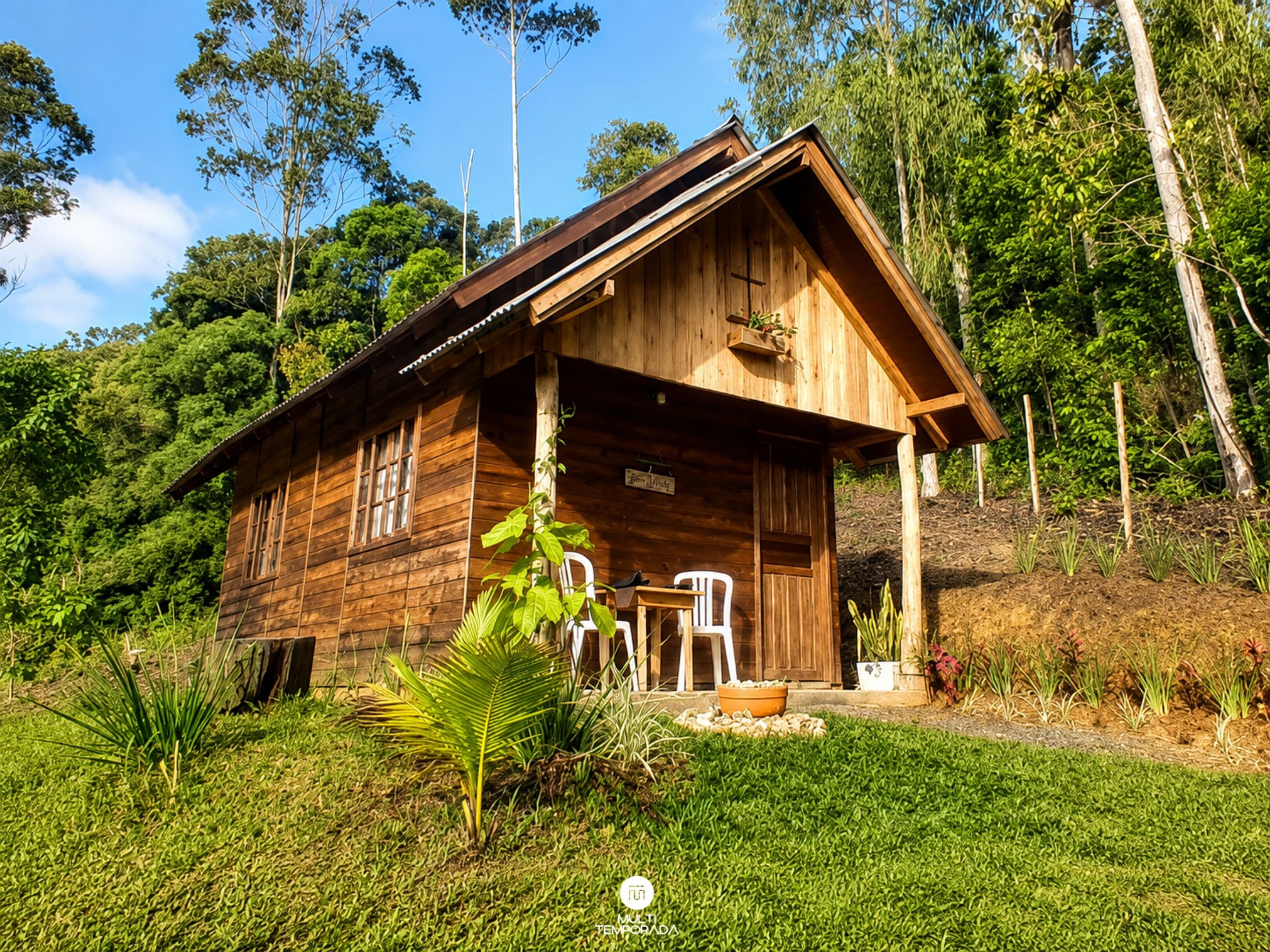 Uma cabana de madeira com varanda, cercada por vegetação exuberante e árvores.