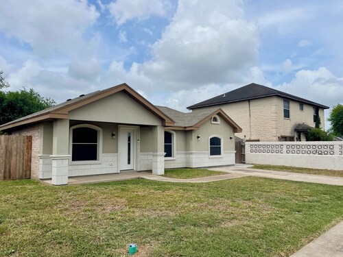 Spacious 4BR Home Patio Near SpaceX & South Padre