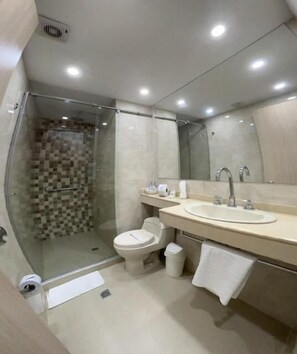 Shower, hair dryer, towels, soap - HOTEL JUAN MARIA (Tuluá)