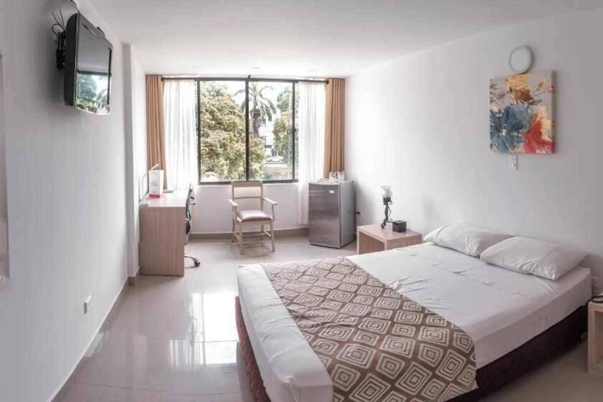 Caja de seguridad en la habitación y escritorio 