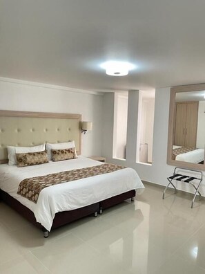 Junior Suite, River View | In-room safe, desk, laptop workspace, WiFi - HOTEL JUAN MARIA (Tuluá)